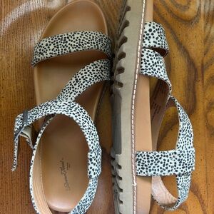 Spotted Sandals with Straps, great condition, Size 8.5